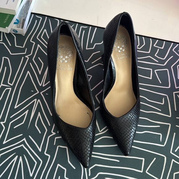 Vince Camuto black embossed pumps - Picture 2 of 3